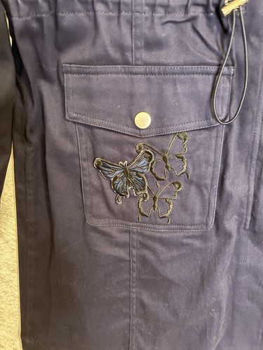 Chaqueta Abrigo Colleen Lopez Utilidad Talla L Aplique Bordado Mariposa Azul Marino Usada en Excelente Condición - Imagen 3 de 10