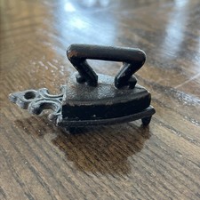 VINTAGE Metal Cast Iron IRON With TRIVET Salesman Sample 3  