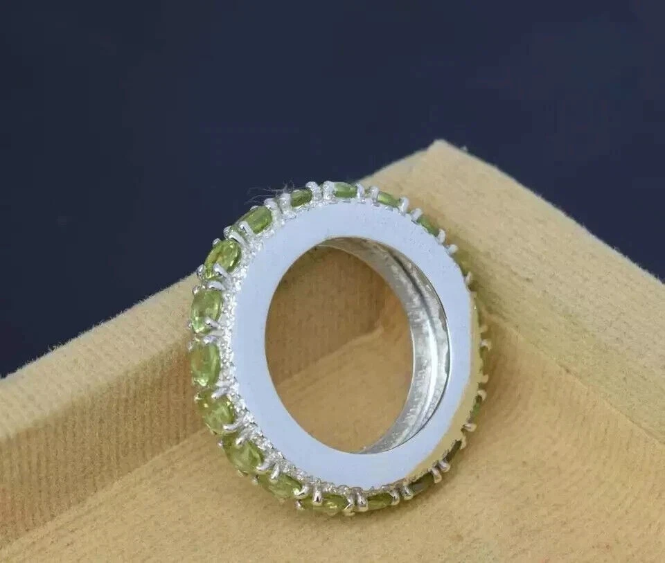 Precioso anillo de peridoto simulado de corte redondo para mujer enchapado en oro blanco de 14K Foto 4 de 4