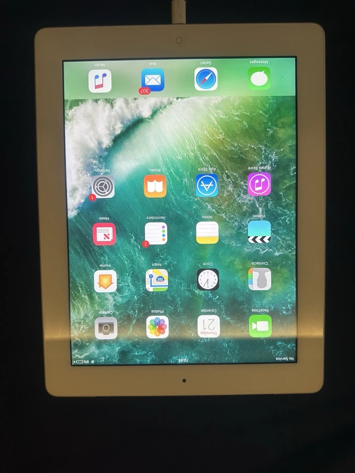 Apple iPad 2 - 16GB - White - PERFECT CONDITION - Image 2 of 4