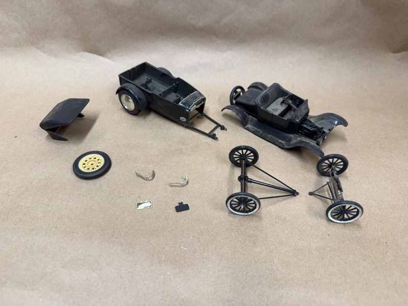 2 1/25 scale AMT kits 1925 Ford Model t Roadster & Unkown T Truck VINTAGE BUILT