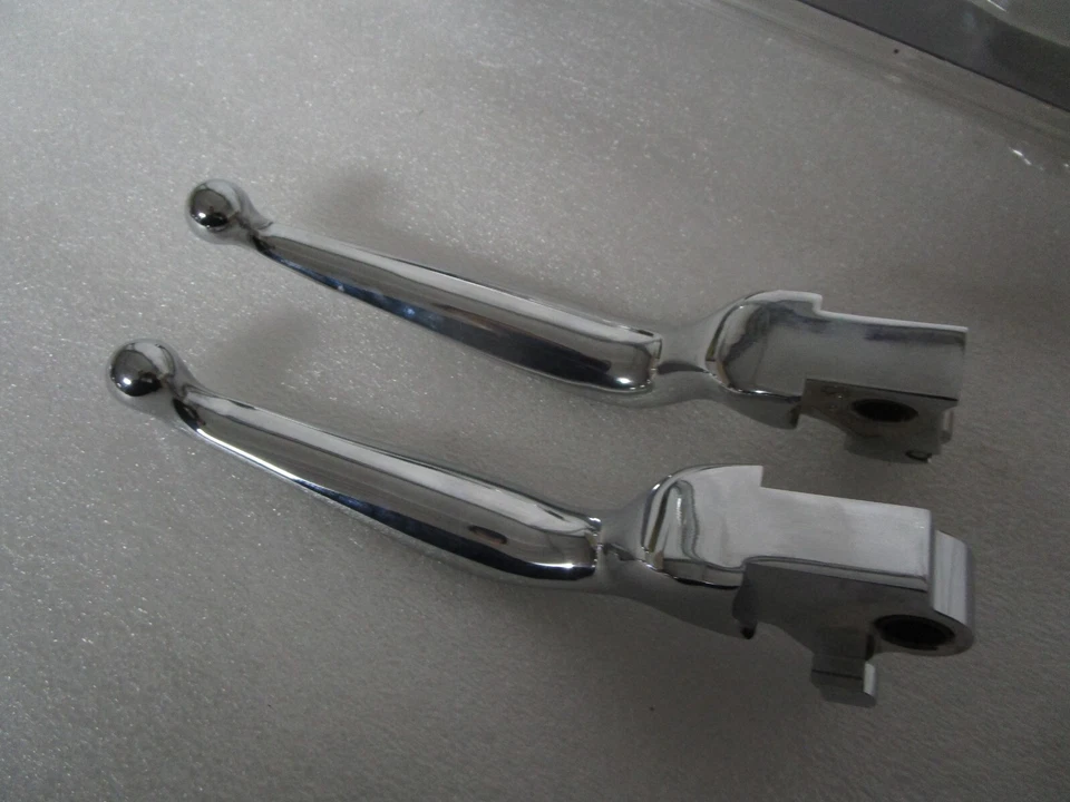 Alavancas manuais Harley Davidson Tri-Glide Freewheeler Trike cromadas 14-16 36700091 - Imagem 2 de 4