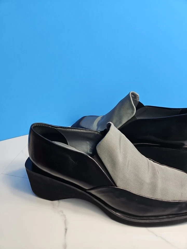 Zapatos sin cordones Joan David de cuero/textil negro de 2,5" con bloque de cuña 8M hechos en Italia Foto 2 de 4