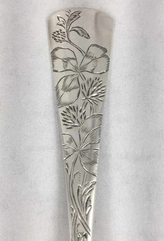 Hermosa cuchara de bayas acanaladas de ley grabada de Knowles-8 5/8" Foto 3 de 4