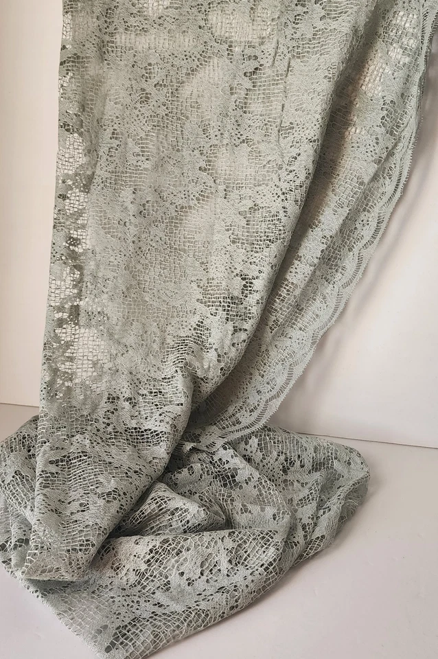 Antigua tela de encaje de algodón francés Celadon patrón floral 78"x46-65" irregular Foto 2 de 4