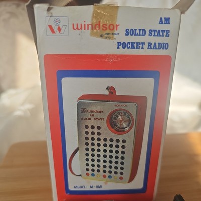 VINTAGE WINDSOR TRANSISTOR RADIO WITH ORIGINAL BOXE AND earpiece. 