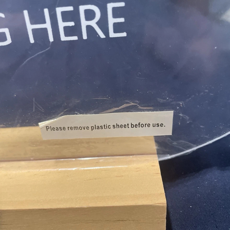 Letrero de boda de él y ella dice compartir el amor #yourhashtag aquí Foto 2 de 4