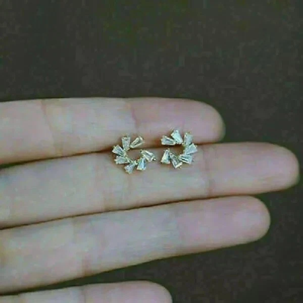 Elegantes aretes baguette de diamantes simulados de 2 quilates para mujer enchapados en oro blanco de 14 k Foto 3 de 4