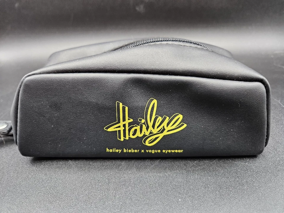 Gafas de sol Vogue × Hailey Beiber estuche con tela para lentes Foto 2 de 4