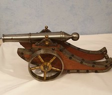 Canon décoratif composé de métal, laiton et bois Longueur : 40cm  Largeur : 17cm