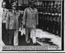 1956 Press Photo Egyptian Premier Nasser Inspects Yugoslav Honor Guard, Belgrade