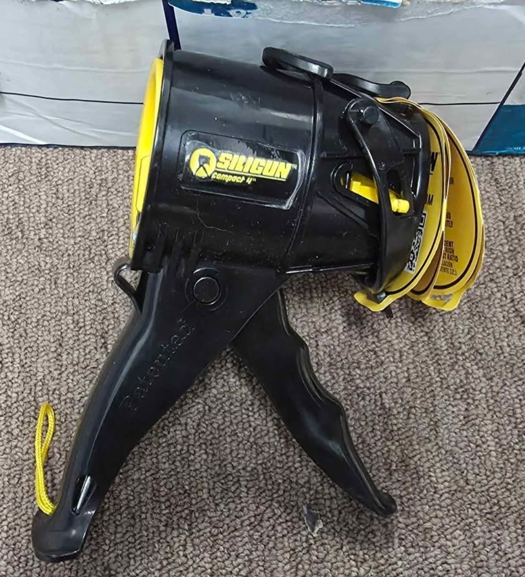 DAP 100% Silicone White Kitchen & Bath LOT of 27 & Caulk Gun NEW