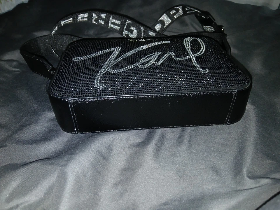 Bandolera Karl Lagerfeld Paris Maybelle con logotipo adornado con diamantes de imitación Foto 2 de 4