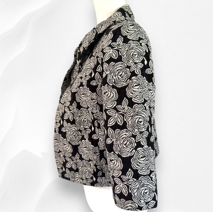 Chaqueta con Capa Recortada Nine West Jacquard Talla 8 Mangas 3/4 Negra Blanca Floral Usada en Excelente Condición Foto 2 de 4
