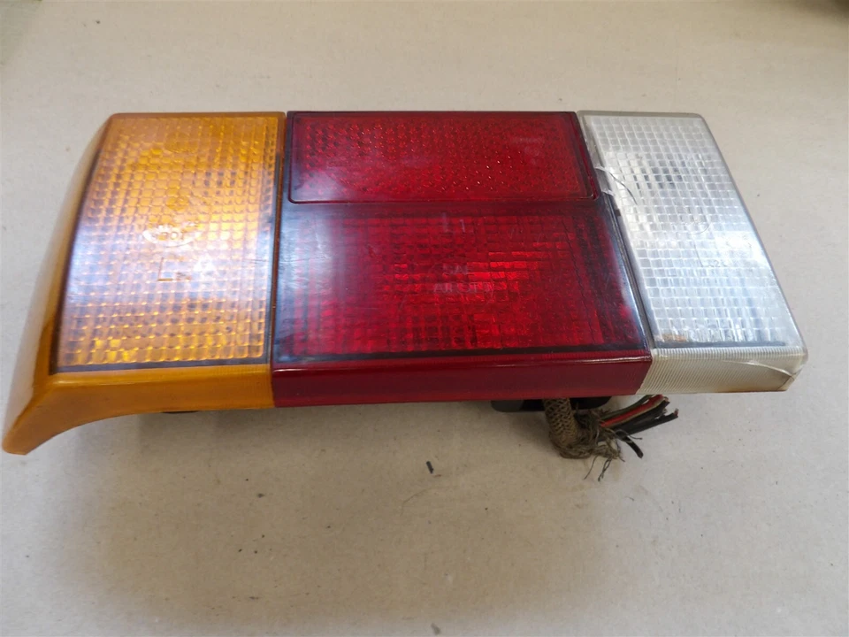 LH DRIVERS SIDE TAIL LIGHT LAMP ASSEMBLY 1976-1984 VOLKSWAGEN RABBIT OEM - Image 4 of 4