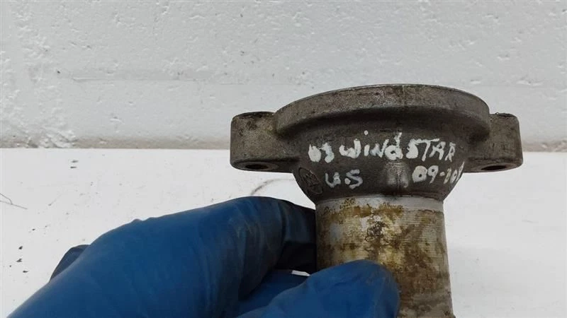 Ford Windstar 2003 carcasa termostato de 3,8 litros  Foto 3 de 4