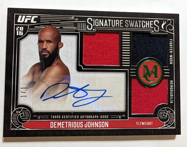 # 1/1 Demetrious Johnson 2016 Topps UFC Museum Collections Triple Relic Autogramm