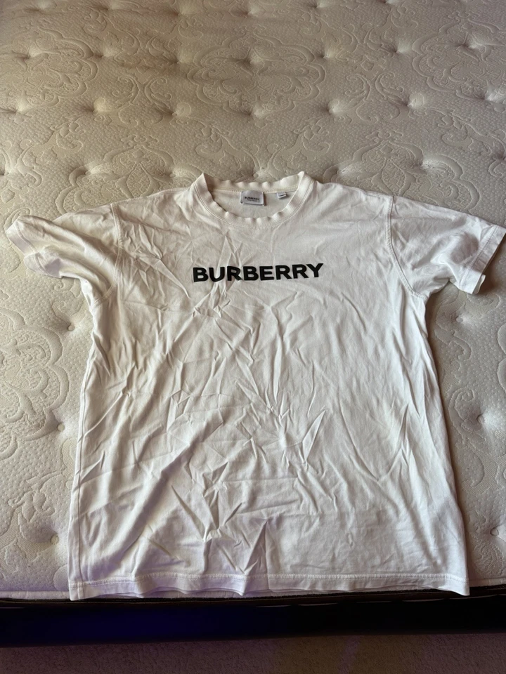 Camiseta blanca con estampado de logotipo de Burberry XXS Hecha en China Camiseta clásica para hombre usada Foto 2 de 4