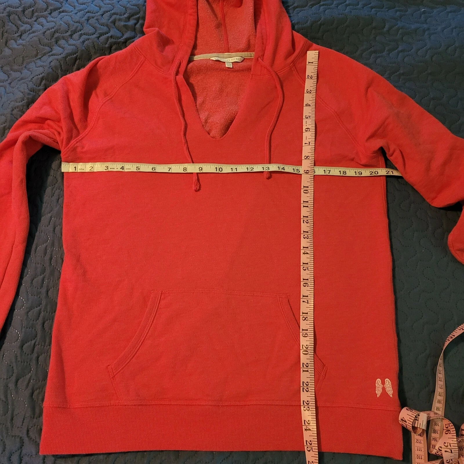 UNDERCOVER FELPA CON CAPPUCCIO DA DONNA~VICTORIA'S SECRET~FELPA CON CAPPUCCIO A COLLO DIVISO~MEDIA~VS ALI D'ANGELO
