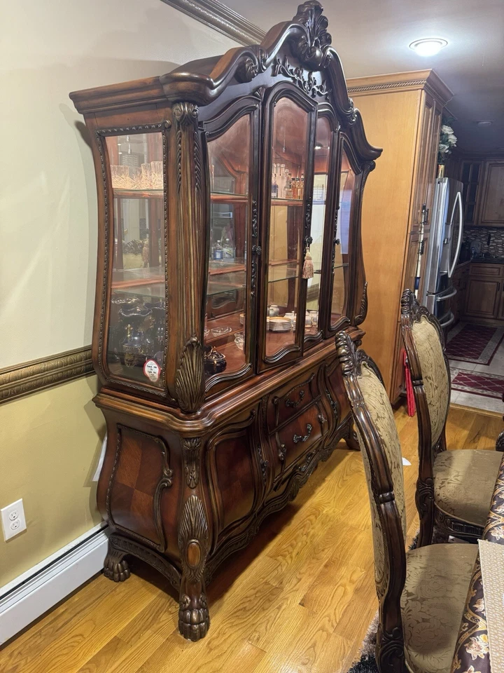 Juego de comedor tradicional de 8 sillas con porcelana Foto 3 de 4