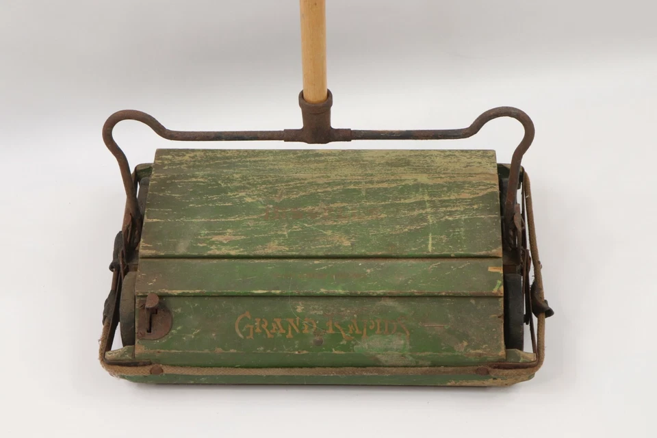 Barredora de piso manual Bissell Grand Rapids antigua de colección años 20 mango de madera verde Foto 2 de 4