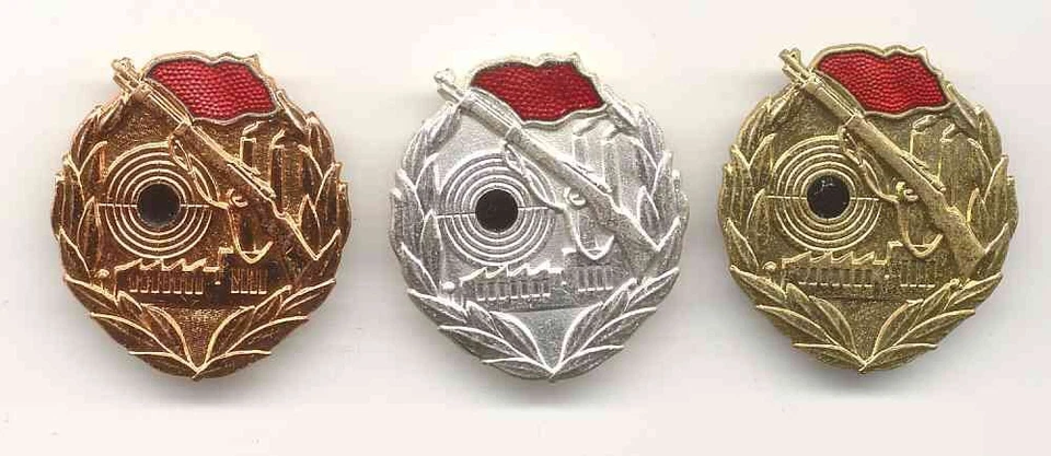 DDR Kampfgruppen Abzeichen Schiesssport gold, silber und bronze; 3 Stück - Bild 1 von 1