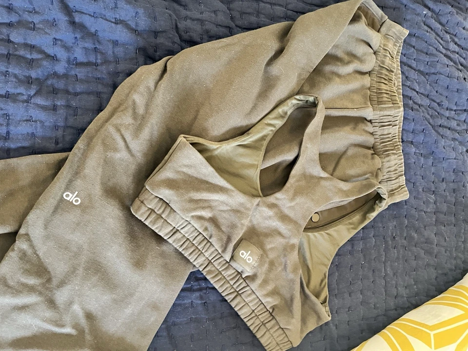 Conjunto de sudaderas y sujetador deportivo Alo Foto 3 de 3