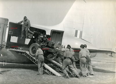 ORIGINAL BIG PHOTO RAF VICKERS LOADING AN ANTI-TANK GUN ONTO A VALETTA AVIATION