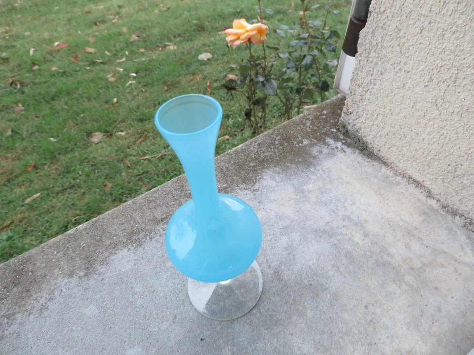 ancien vase en opaline bleu 17.5 cm - Photo 2/4
