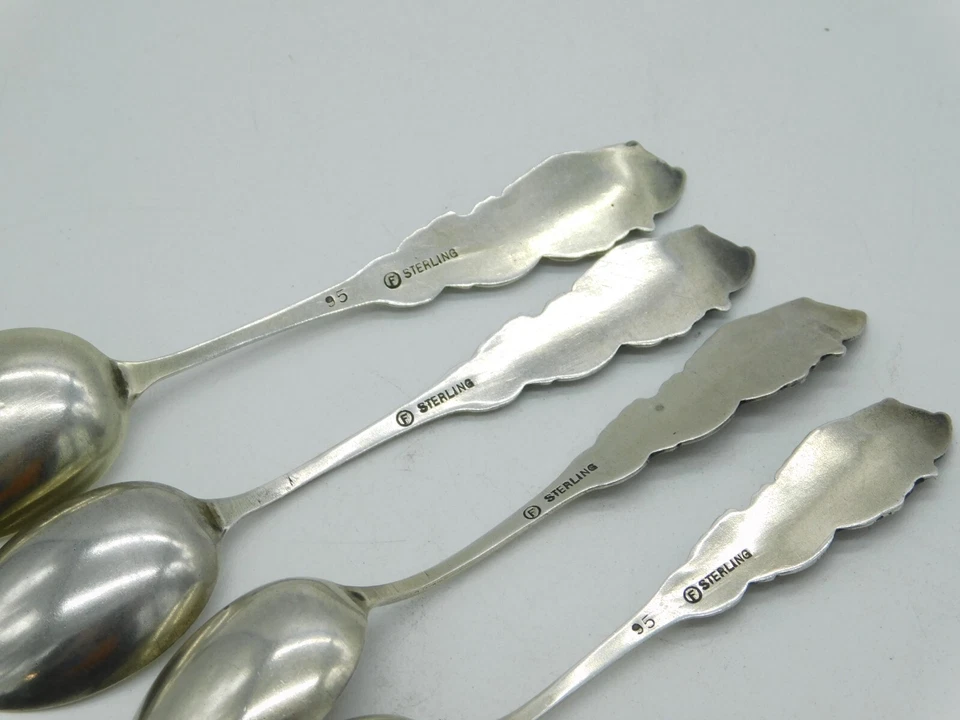 Juego de cuatro cucharaditas americanas del siglo XX de plata de ley y esmalte floral Foto 4 de 4