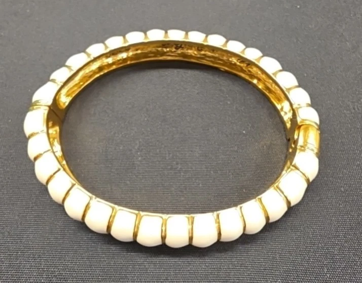 Kenneth Jay Lane белый браслет на петлях золотистый средний размер манжеты - Изображение 2 из 4
