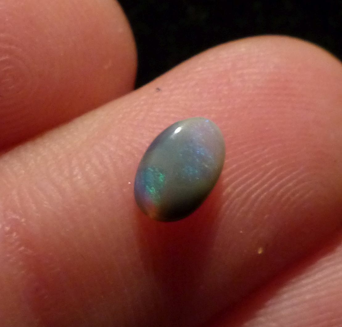 Opale noire Lightning Ridge australie 0.295cts, la touche de luxe au quotidien