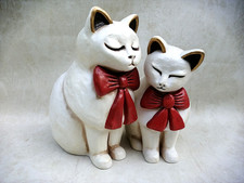 Thun Bolzano coppia di gatti con fiocco rosso - Lene Thun - altezza 32 cm e 28 cm circa