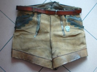 alte urige speckige Trachten Lederhose kurz