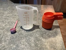 TUPPERWARE 2 CUP /16 OZ MEASURING CUP PITCHER #1669 + MEASURING CUPS HONEY SPOON