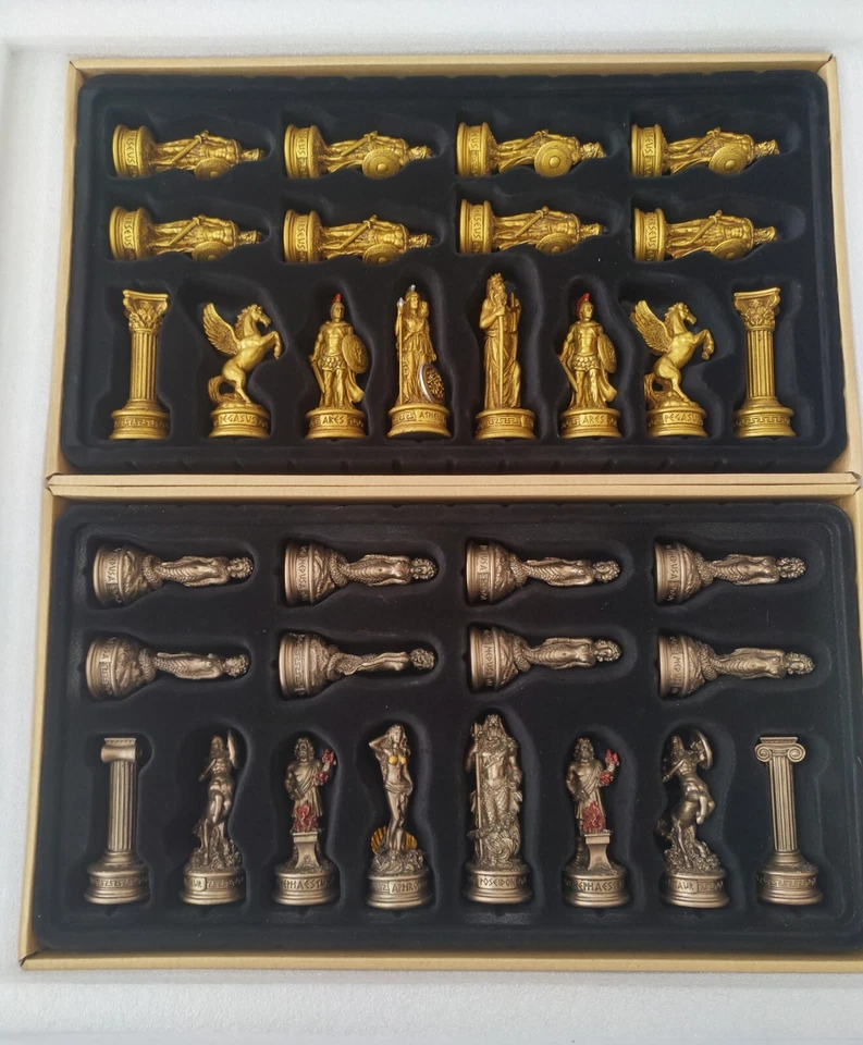 Juego de ajedrez mitología griega antigua con peones soldados Medusa vs Perseo Foto 3 de 4