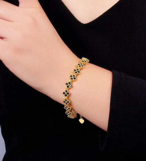 Brazalete de cadena de tenis de diamantes negros simulados redondos de 5 quilates enchapados en oro amarillo de 14 k Foto 4 de 4