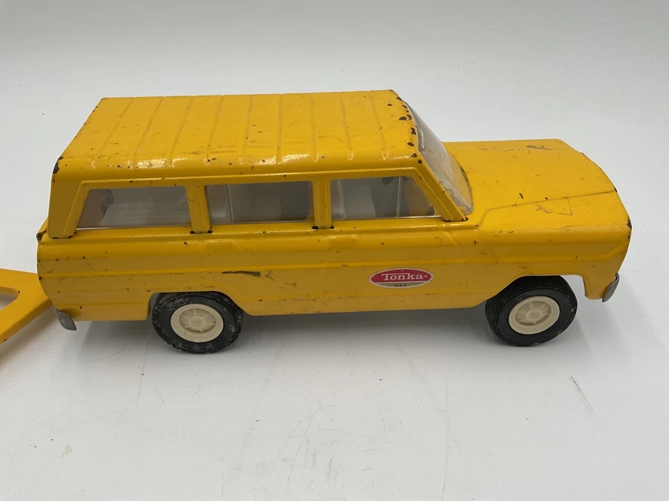 Vintage 1970s TONKA Yellow Wagoneer & Snowmobile Trailer  - Image 2 of 4