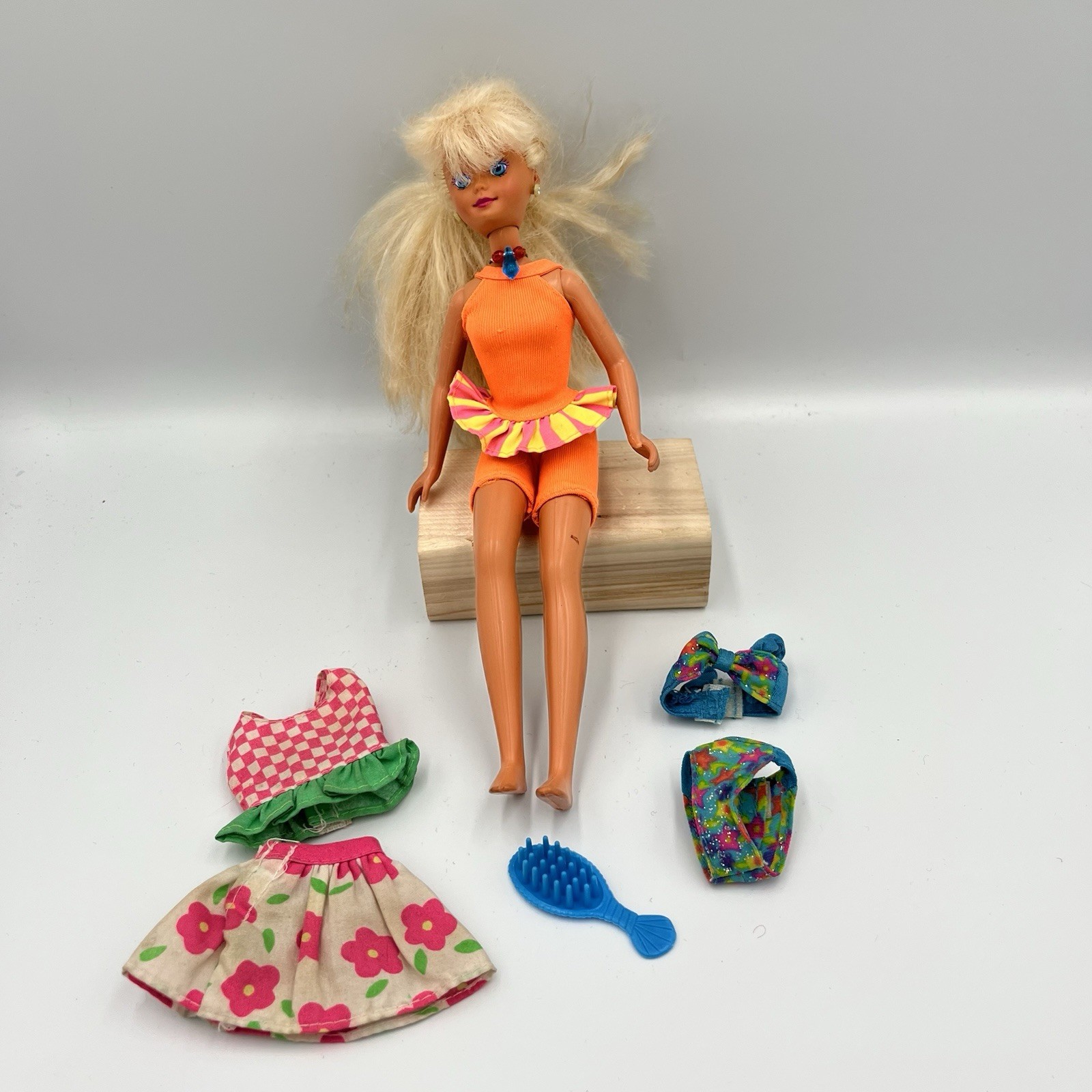 Vintage 1992 Mattel Barbie “Glitter Beach Skipper” #4920 With 2 Outfits As Is
