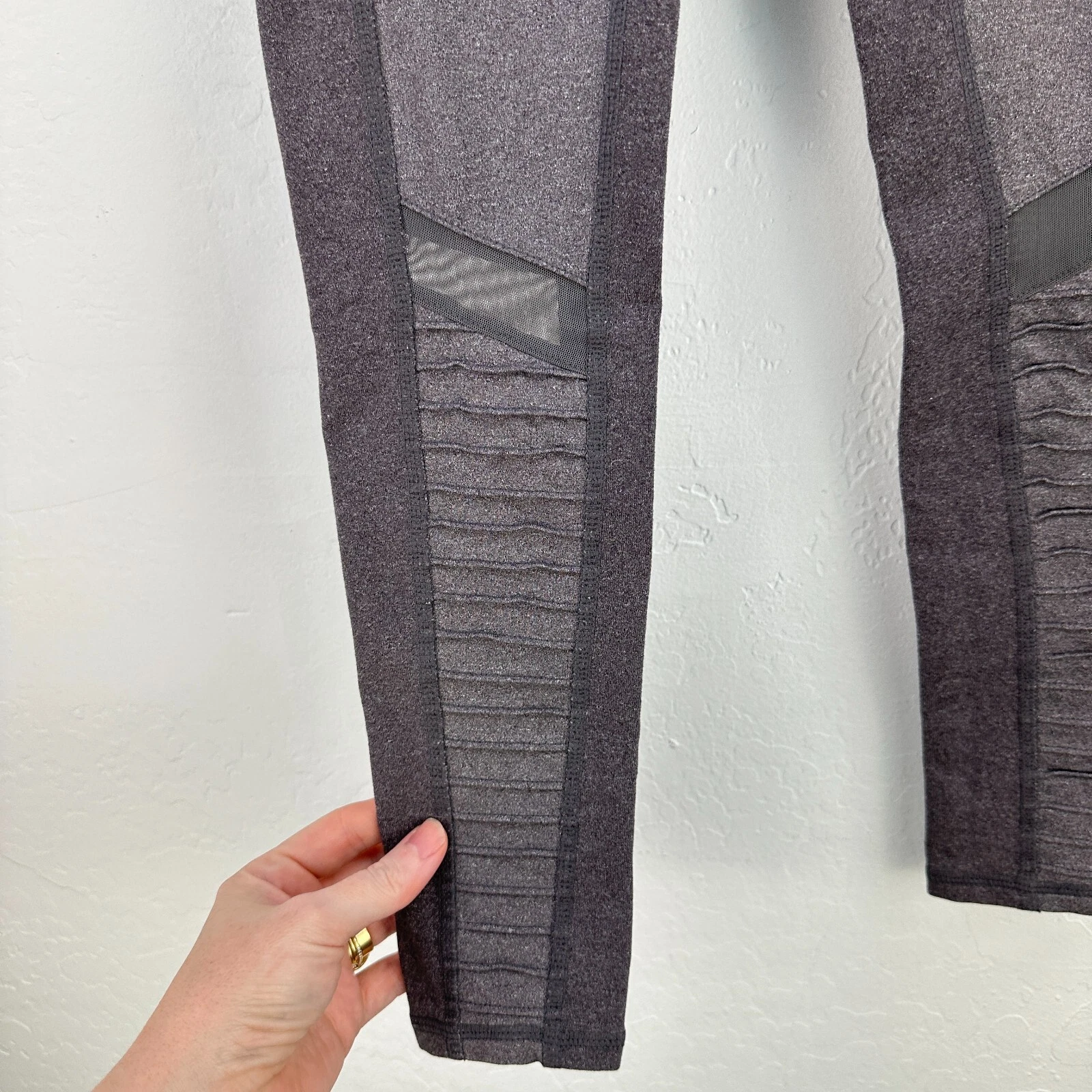 alo-yoga hi waist moto elastic waist stretch athleisure leggings