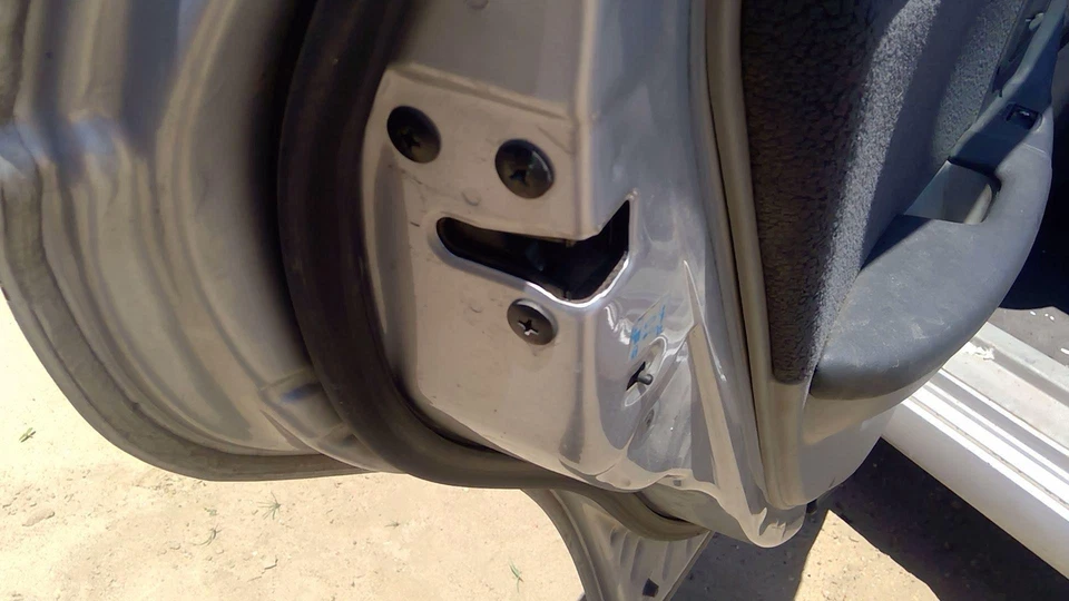 Pestillo puerta trasera izquierda conductor Kia Spectra 2004-2009 con varillas/cables montaje trasero Foto 3 de 4