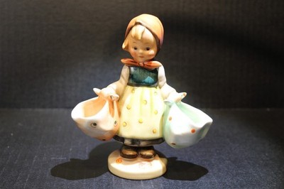 VINTAGE GOEBEL HUMMEL FIGURINE MOTHER'S DARLING HOLDING BAGS # 175 Full BEE Mark