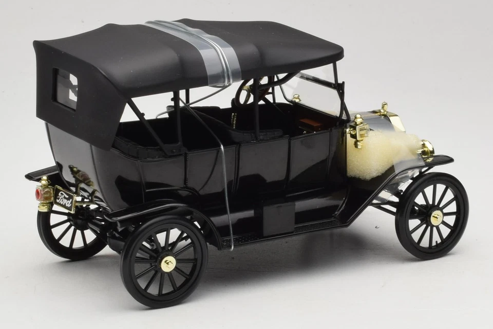 4315 Ford Model T Soft Top Black Universal Hobbies 1:18 - Image 2 of 4