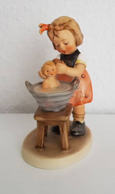 Hummelfigur, Goebel, Puppenbad, HUM 319 Signatur: Sch 88, Original, 12,5 cm,