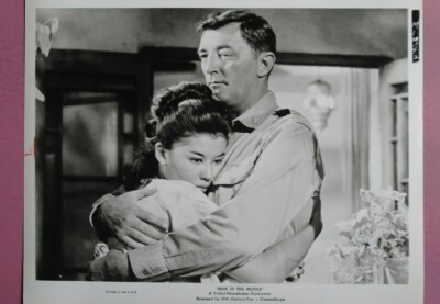 X268 US Pressefoto - ROBERT MITCHUM - Man in the Middle