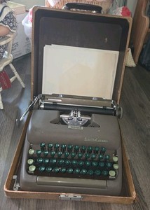 Smith-Corona Vintage (circa 1950's) Manual Portable Typewriter w/Carrying Case