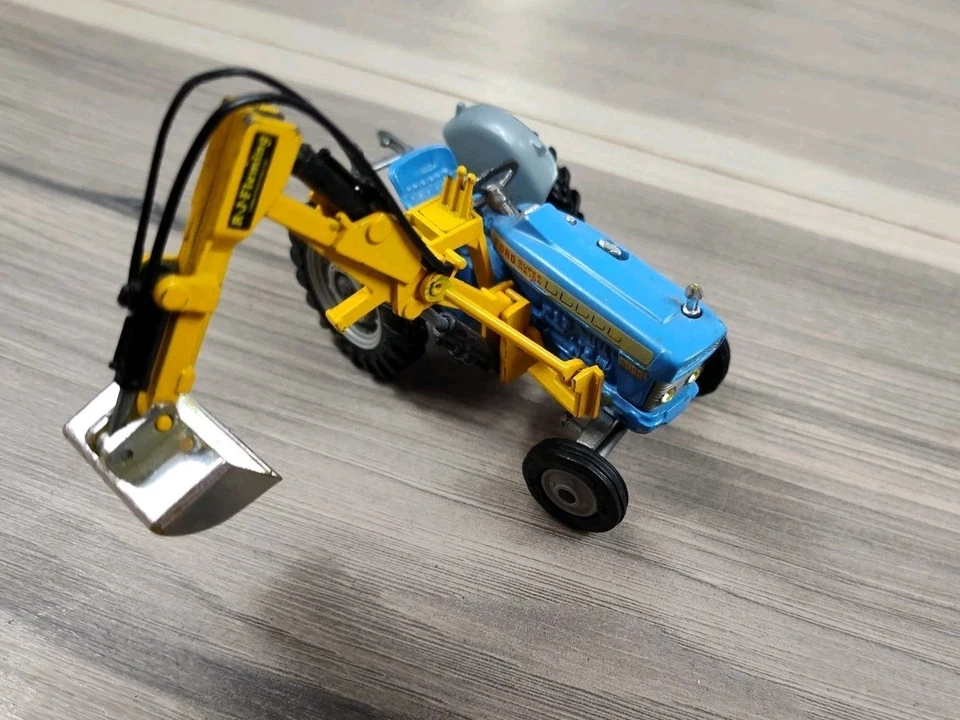 1969 Corgi 74 Diecast 1/43 Ford 5000 Super Major Tractor Hydraulic Scoop - Image 4 of 4