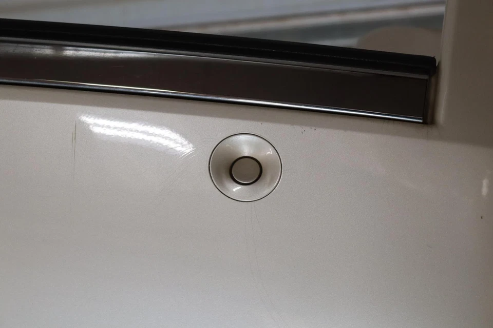 Panel de cubierta de parachoques trasero Cadillac Escalade 2007-2014 con sensores de estacionamiento OEM Foto 4 de 4