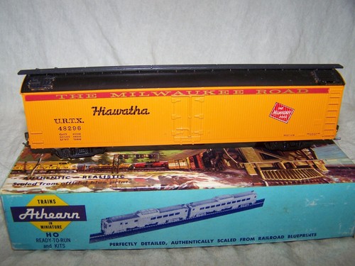 Athearn HO 50' Express Reefer Milwaukee Road(RTR) - Picture 12 of 17