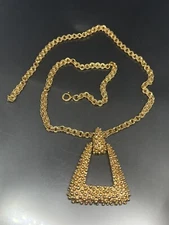 VTG 1960s Signed Sarah Coventry Door Knocker Textured Goldtone Pendant Necklace